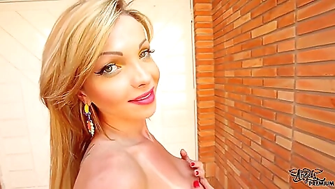 Blonde with a big booty and big boobs sucks and bang in the car