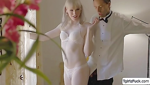 Bareback porn with a blonde 18+ that has a hole in her ass